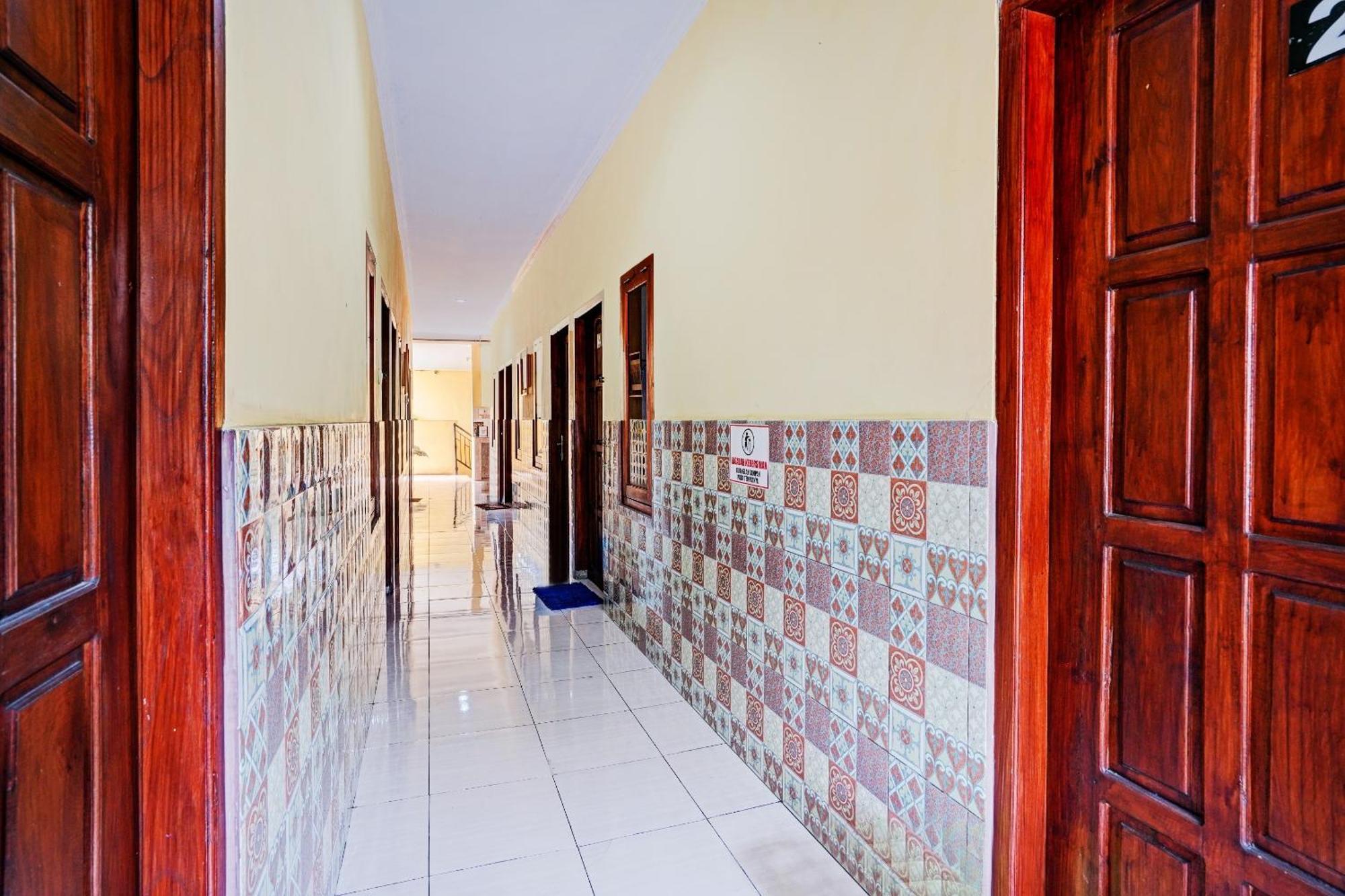 Oyo 90234 Dhoho Family Guest House Kediri  Luaran gambar